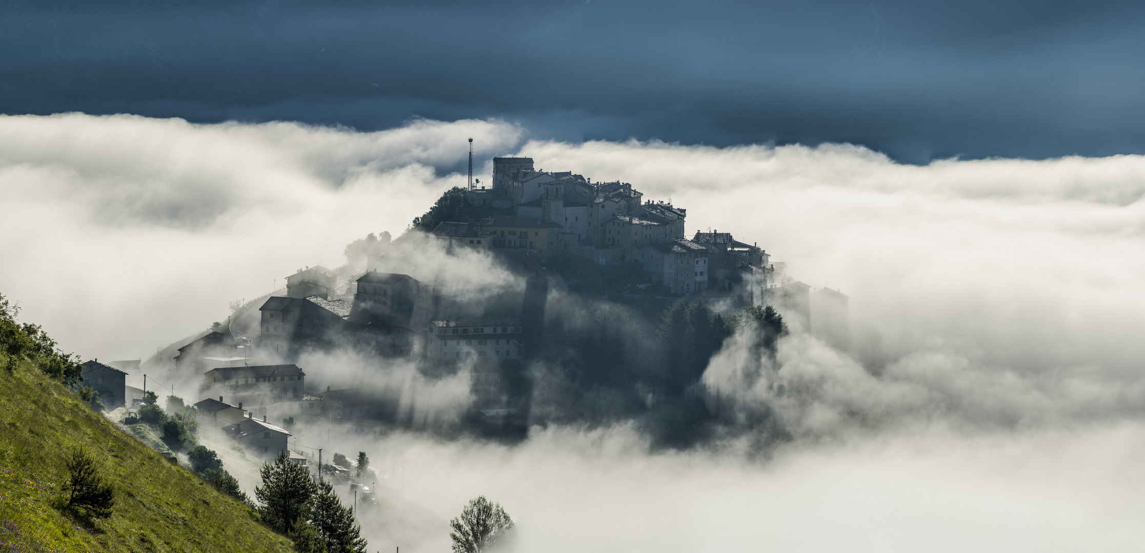 Castelluccio di Norcia knapp über dem Morgennebel im Tal