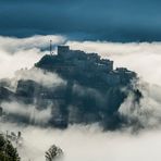 Castelluccio di Norcia knapp über dem Morgennebel im Tal