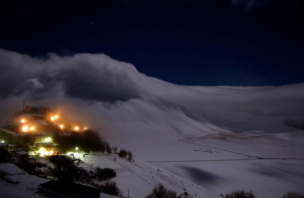 Castelluccio Norcia notte con luna piena Gen 2009