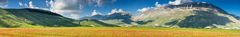 Castelluccio über Feldern voll mit Mohn- und Linsenblüten n #2