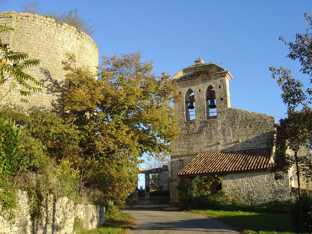 Castelnau sur l’Auvignon - Clocher mur et tour du chateau