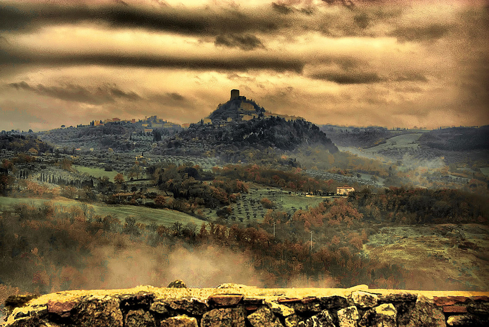 Castiglione d'Orcia tra i fumi dell'inverno