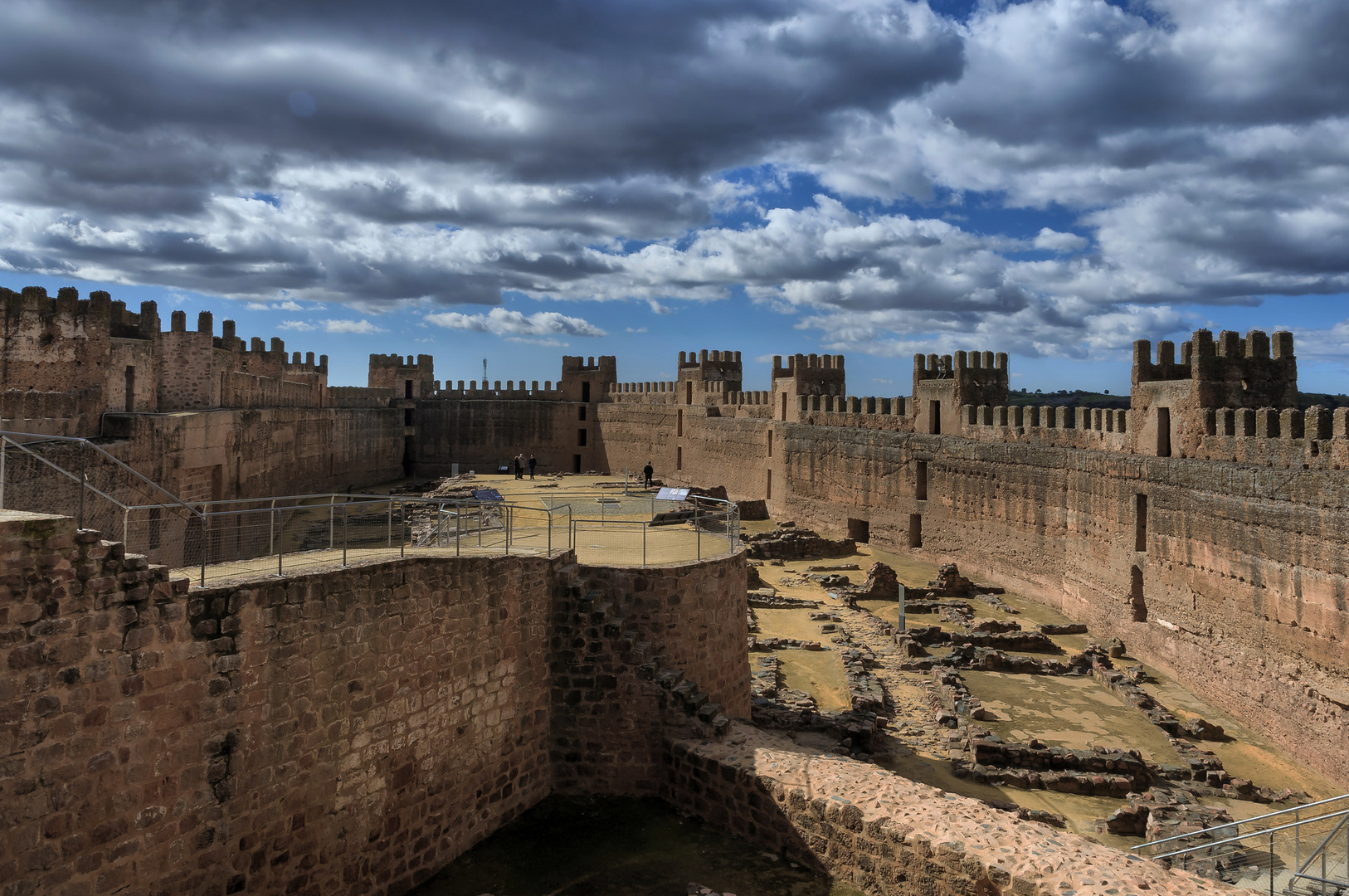 CASTILLO DE BAÑOS DE LA ENCINA (Otra mirada)