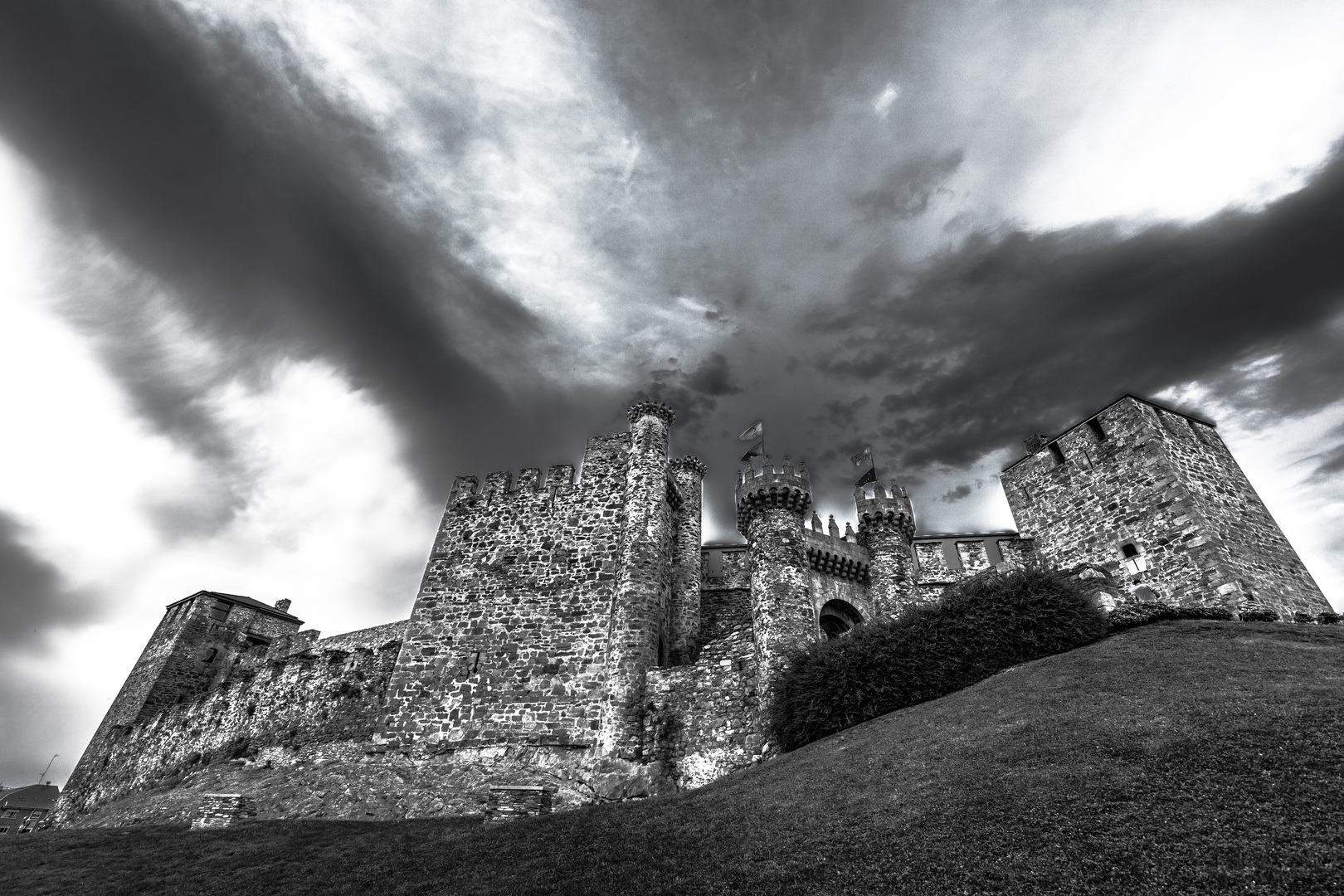 castillo Ponferrada B&W