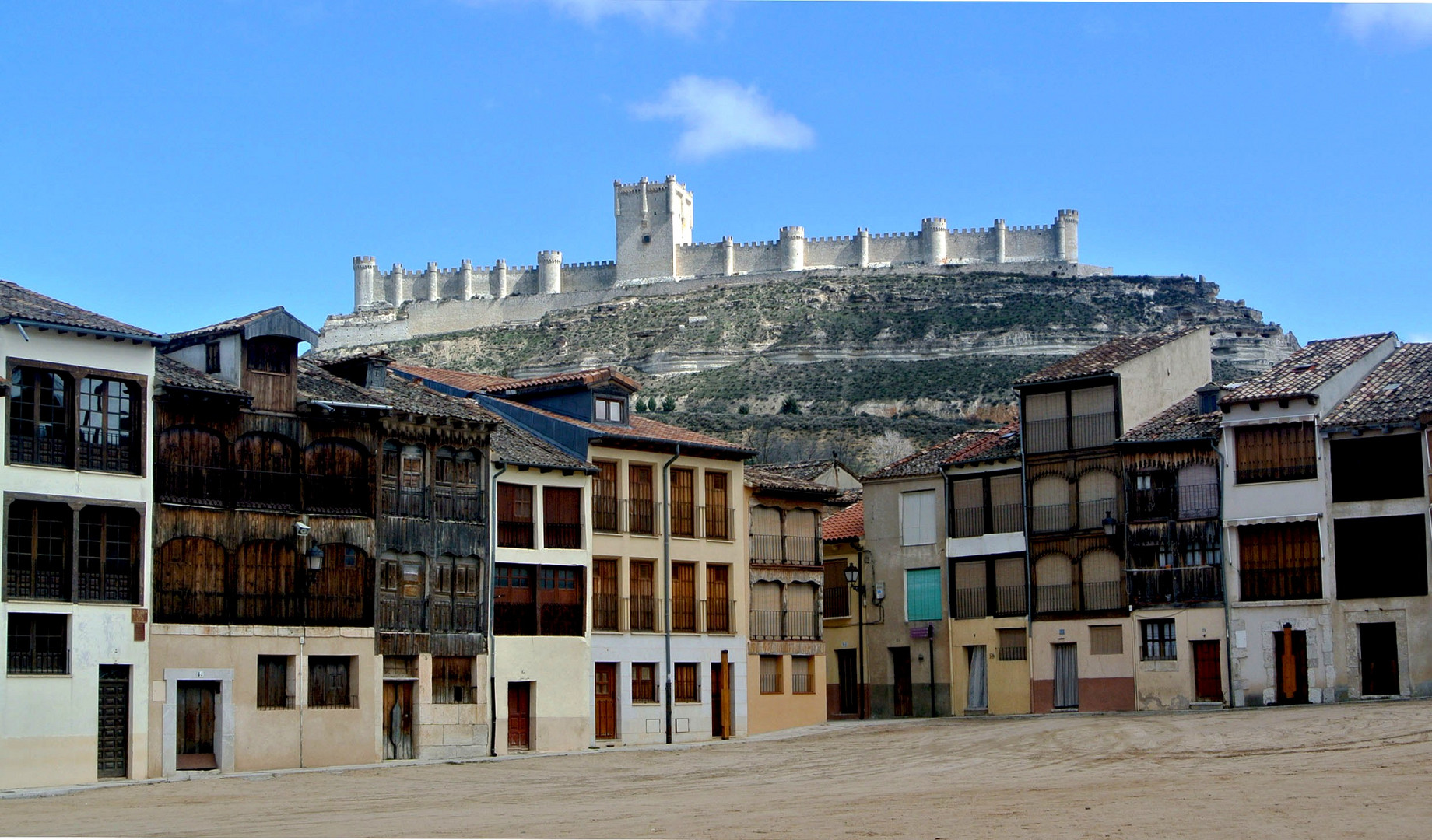 Castillo sobre caserío