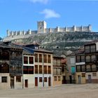 Castillo sobre caserío