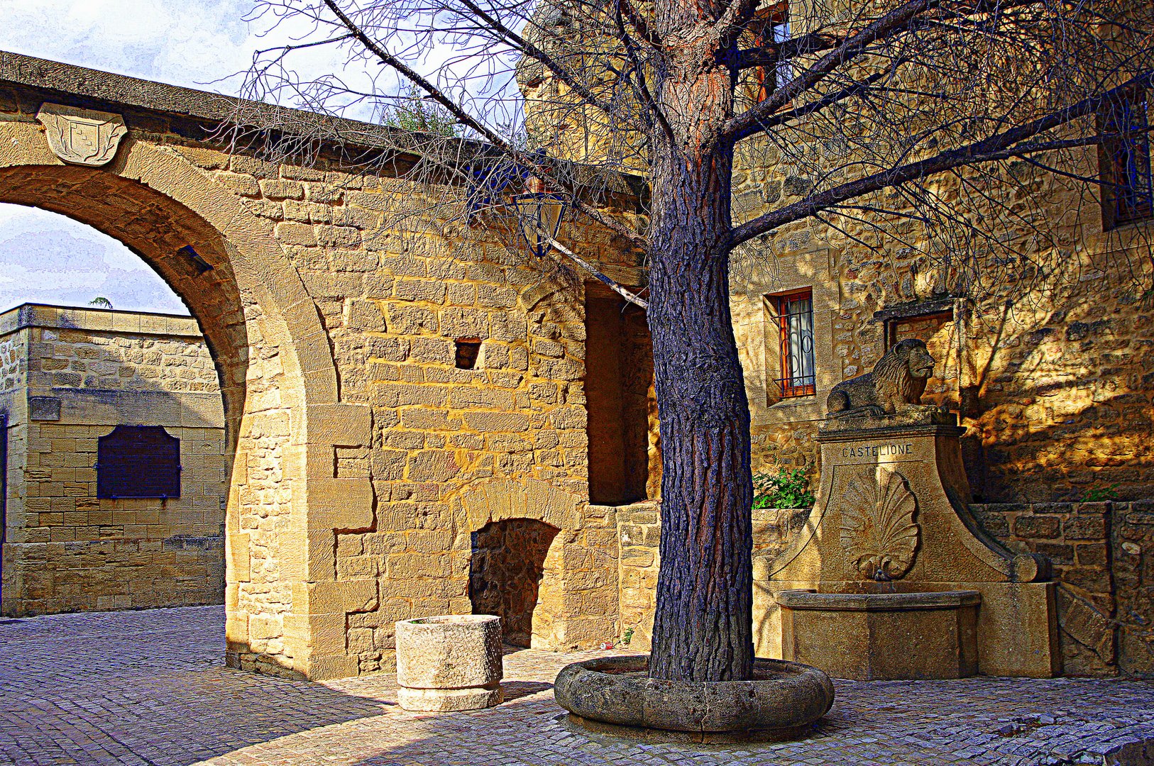 Castillon du Gard, place du Castrum