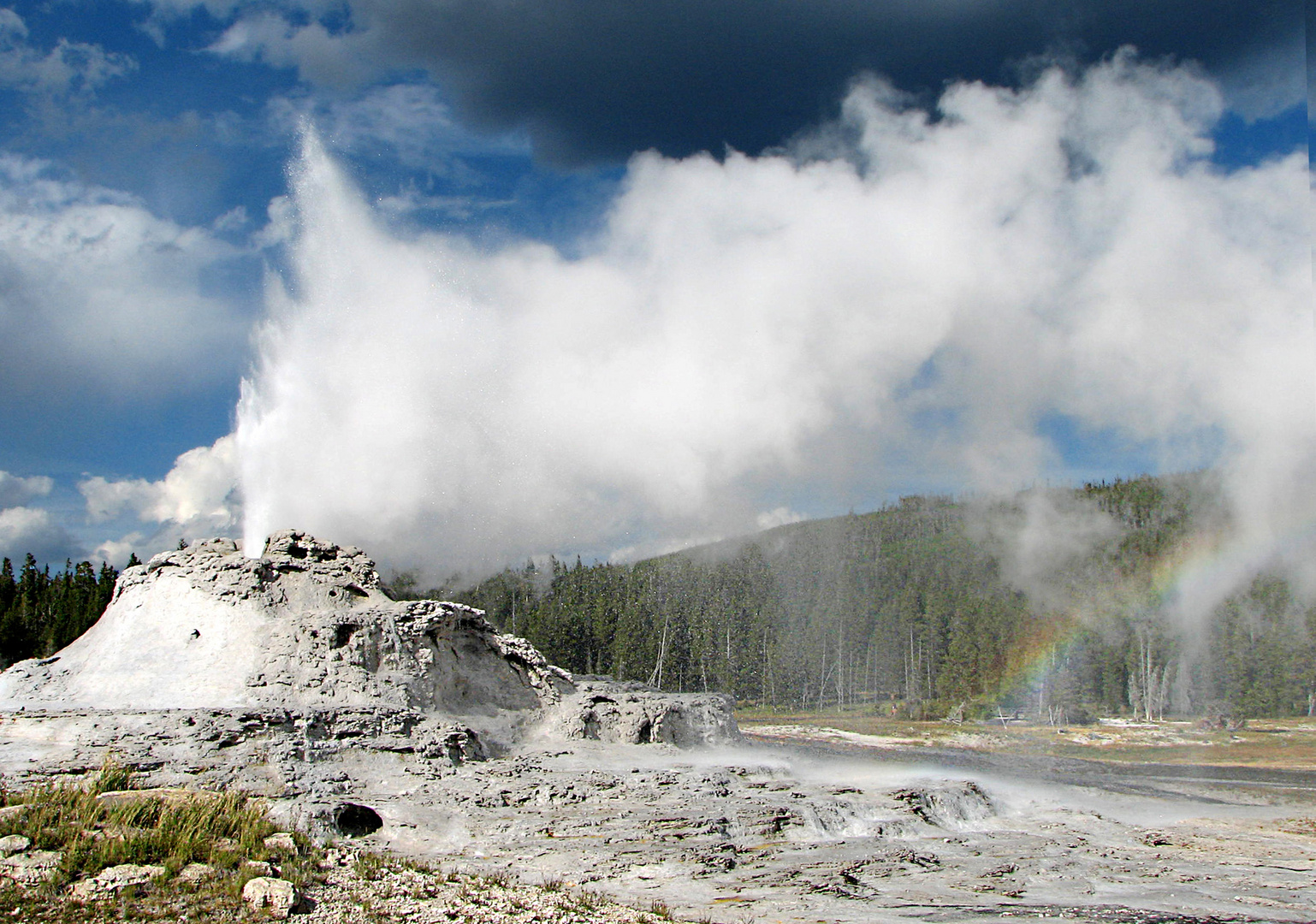 Castle Geysir als Wolkenmacher inkl. Regenbogen