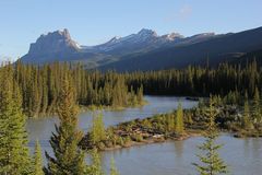 Castle Mountain (2.766 m) ist markantes Wahrzeichen des Bow Valley im Banff National Park