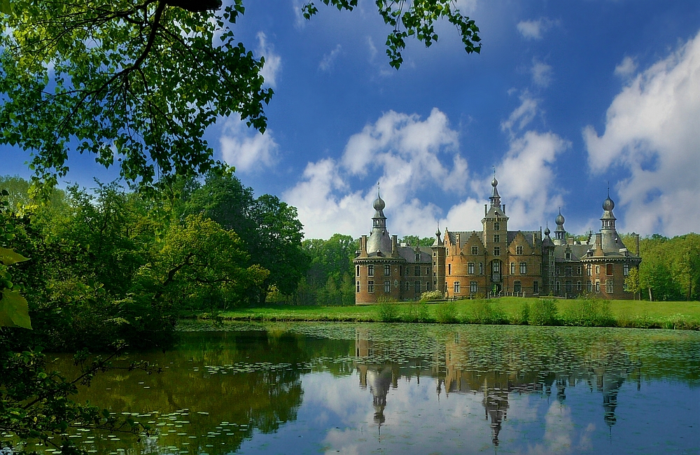 Castle ‘Ooidonk’ (1) at Bachte-Maria-Leerne (Belgium)