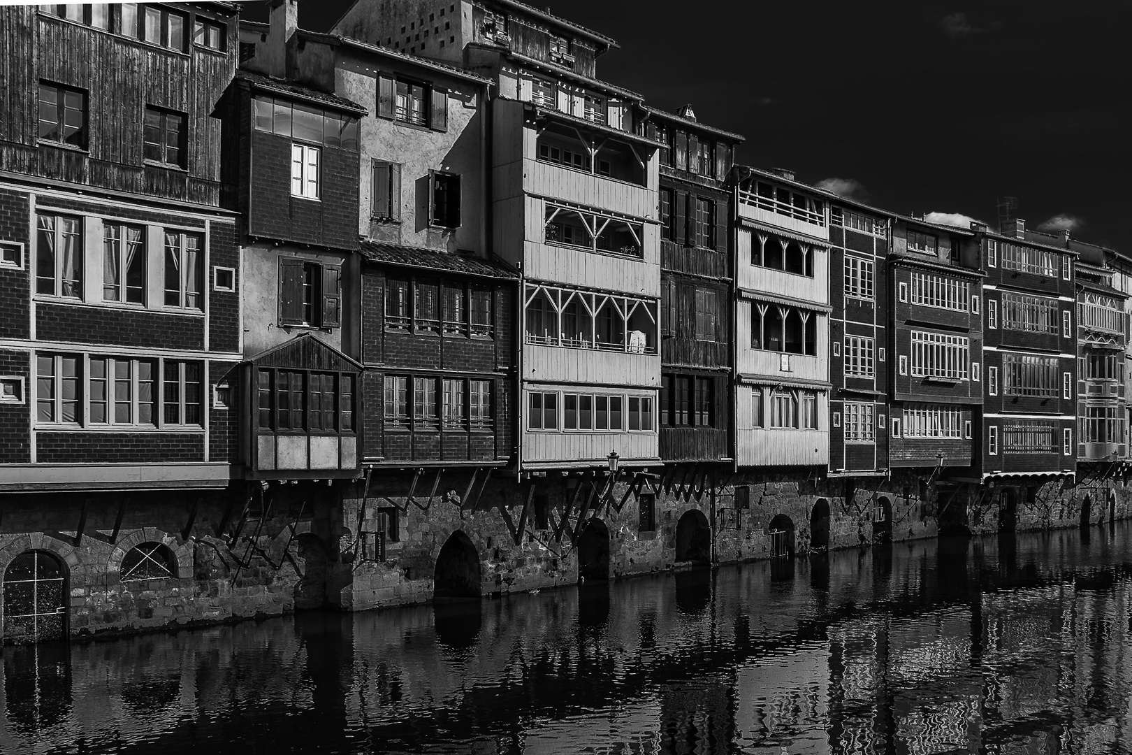 CASTRES maisons sur l'Agout. 