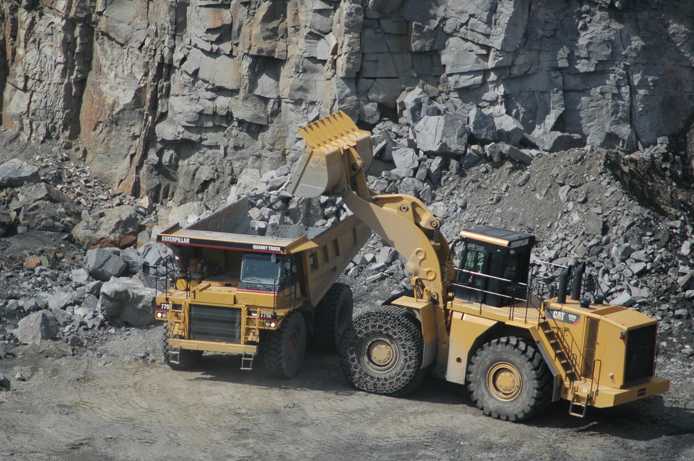 CAT 990H und 775E