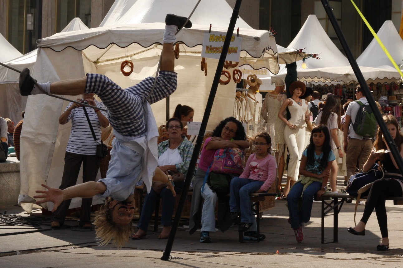 cataldo beim strassentheaterfestival "berlin lacht" auf dem alexanderplatz