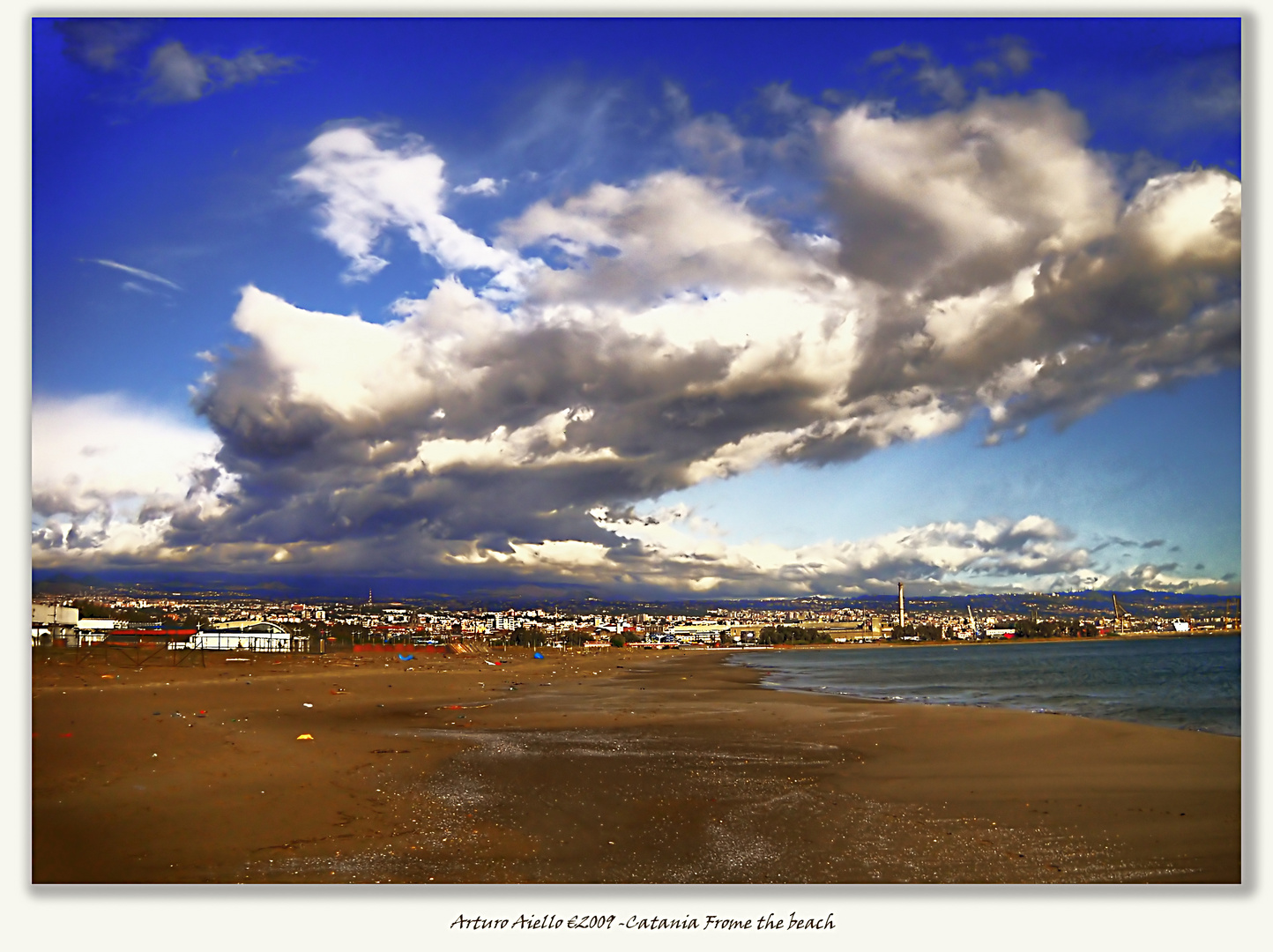 Catania dalla spiaggia in dicembre