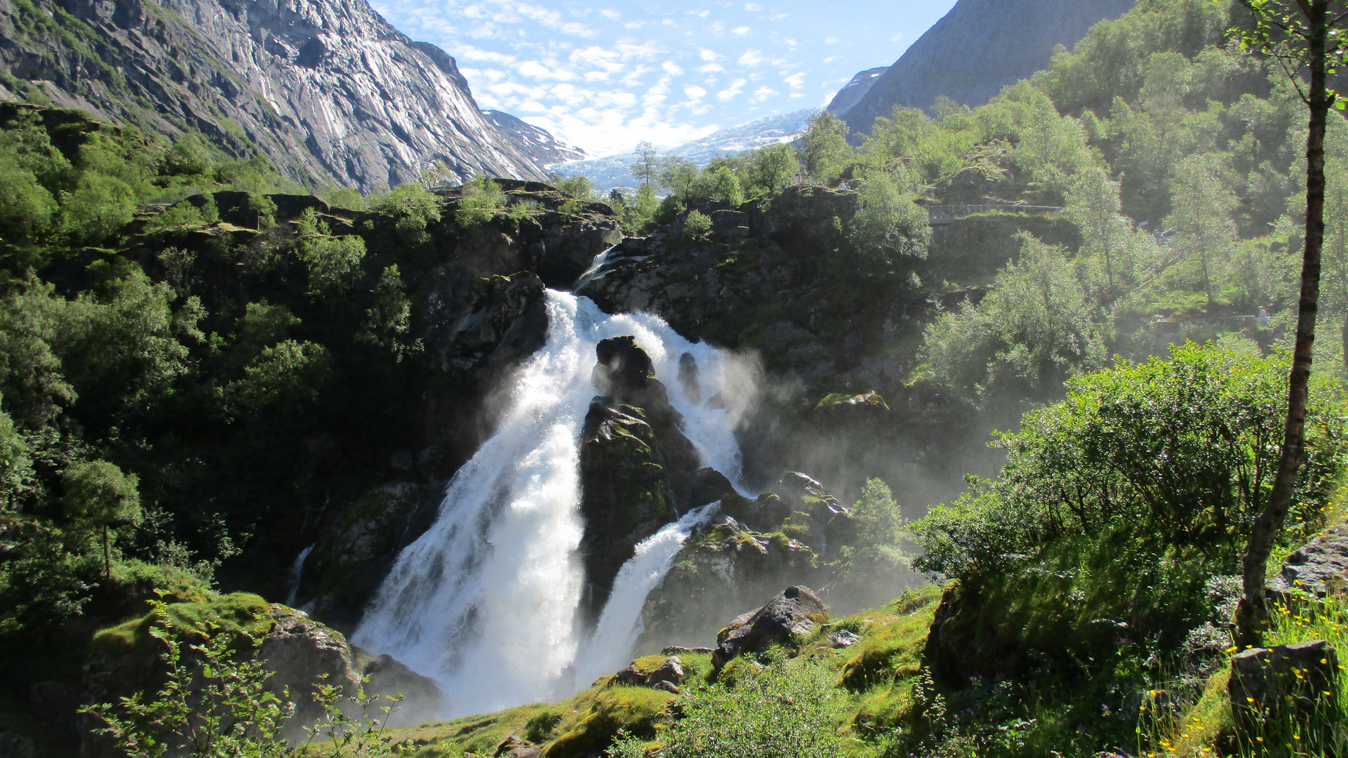 Catarata de deshielo del glaciar Briksdal