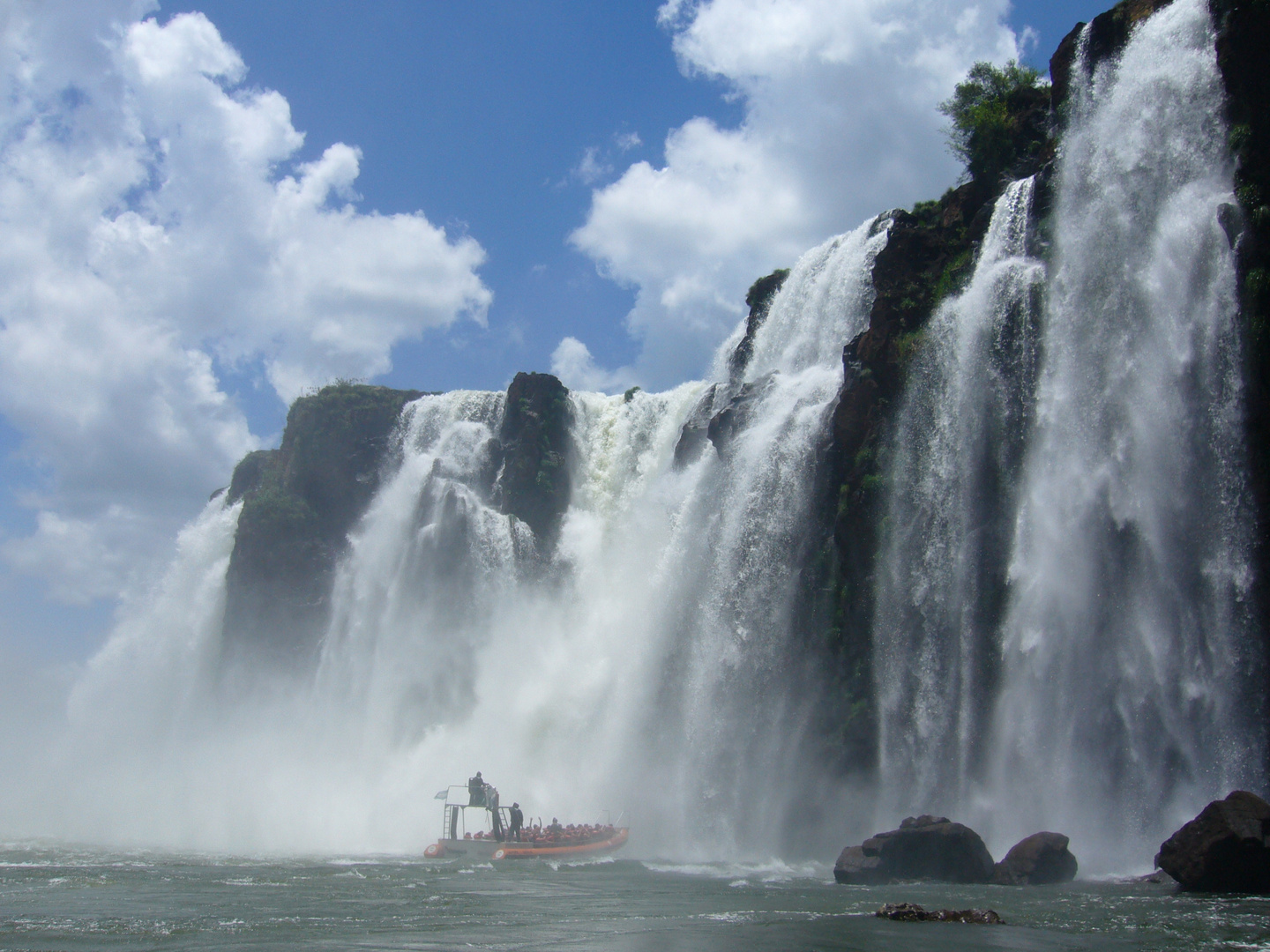 cataratas del iguazú desde el rio