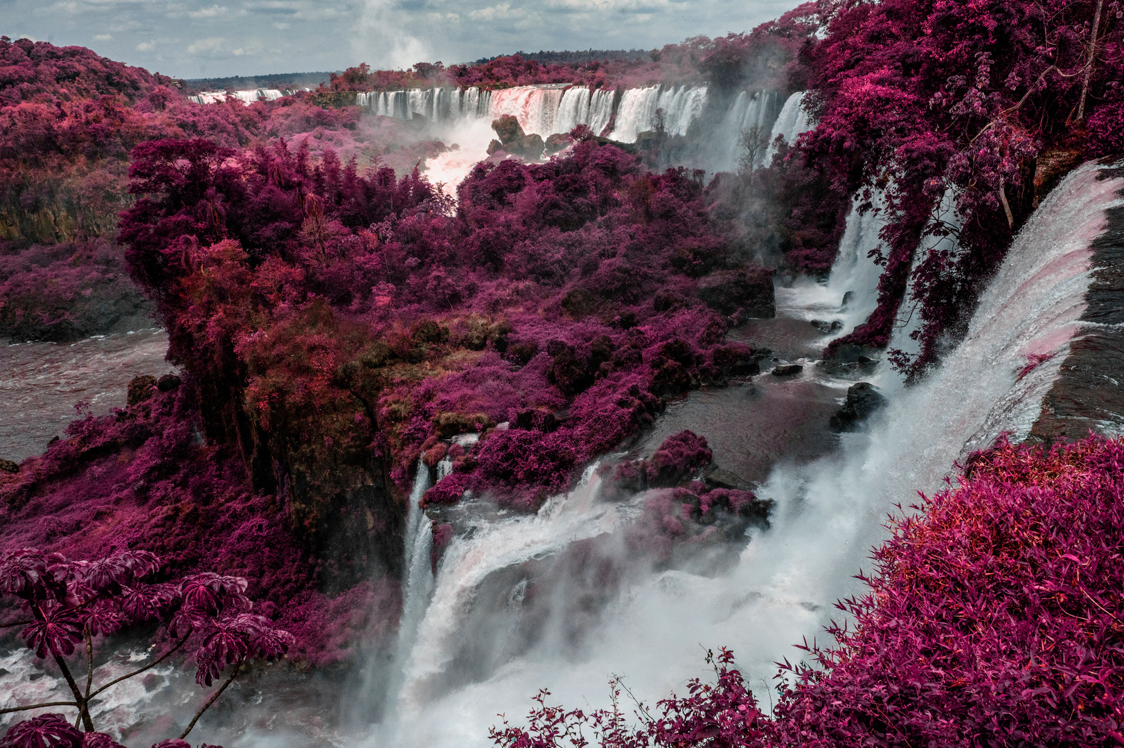 Cataratas do Iguaçu einmal in Rubinrot
