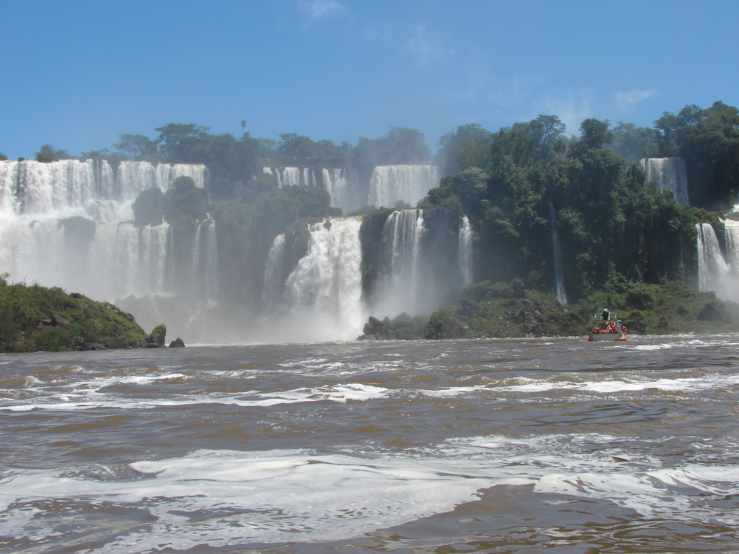 CATARATAS IGUAZU BRASIL DESDE BARCAZA