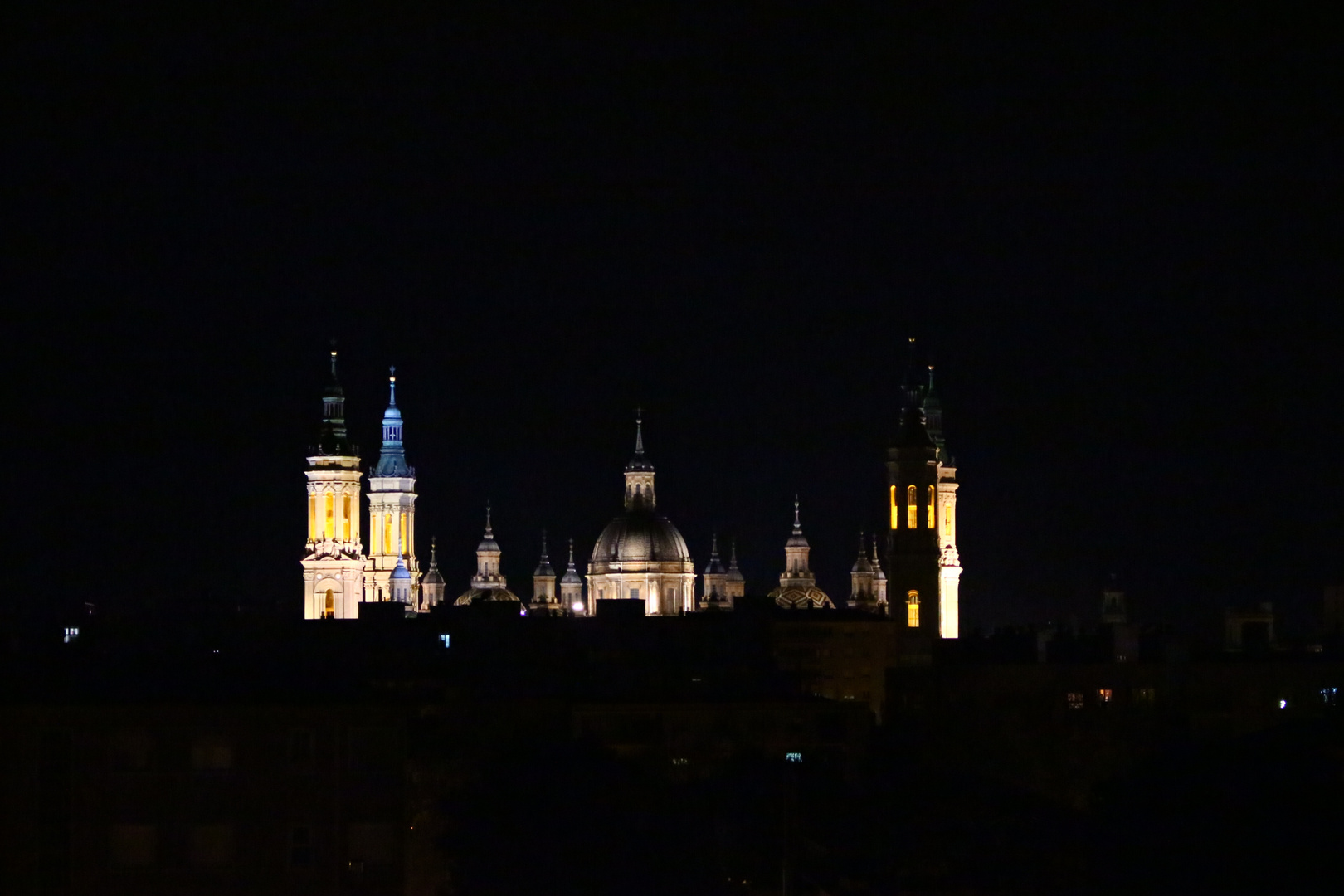 Catedral-Basílica del Pilar, nocturna.