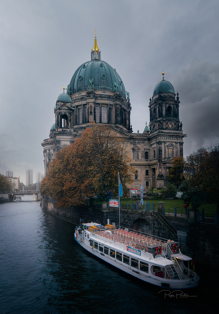 Catedral de Berlín, vista desde la orilla del río Spree, Berlín