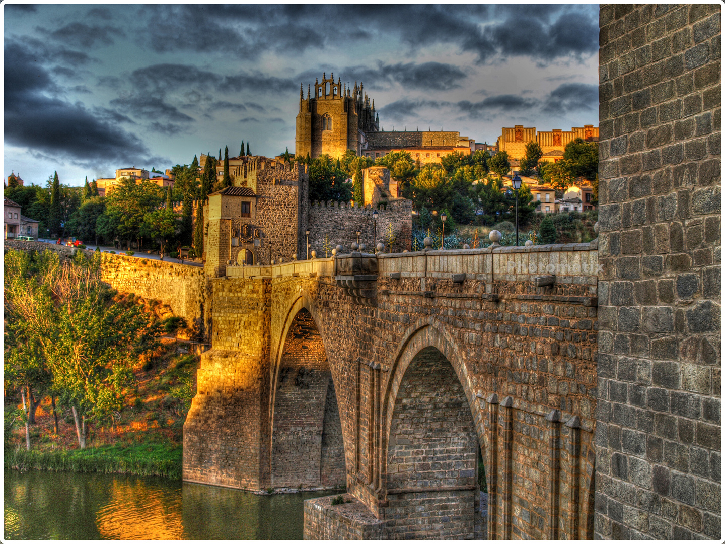 Catedral de Toledo y rio Tajo