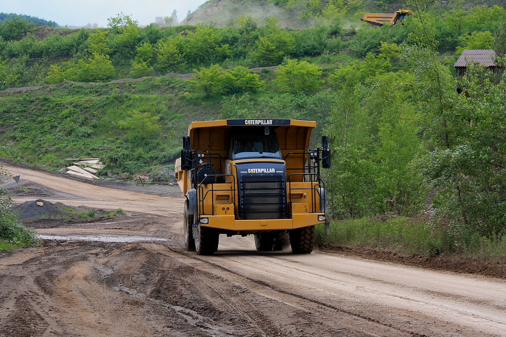 Caterpillar Muldenkipper 770 bei der Arbeit