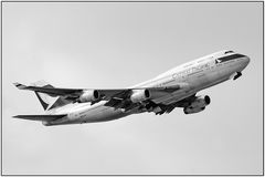 Cathay Pacific Airways Boeing 747-467 (B-HOX)