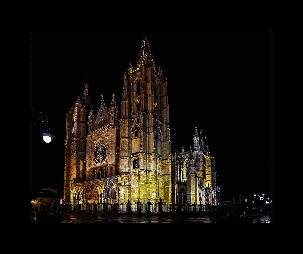 Cathédrale by night