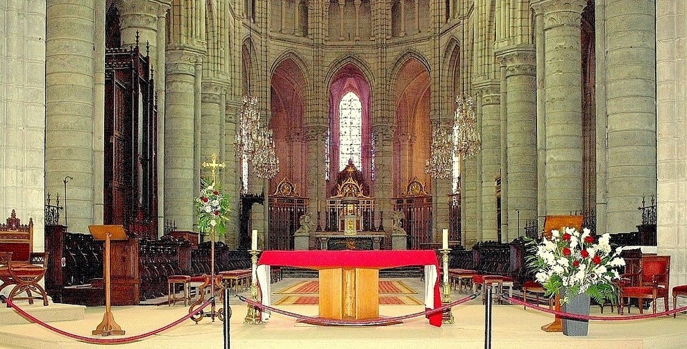 Cathédrale de Soissons Le choeur et l'autel moderne