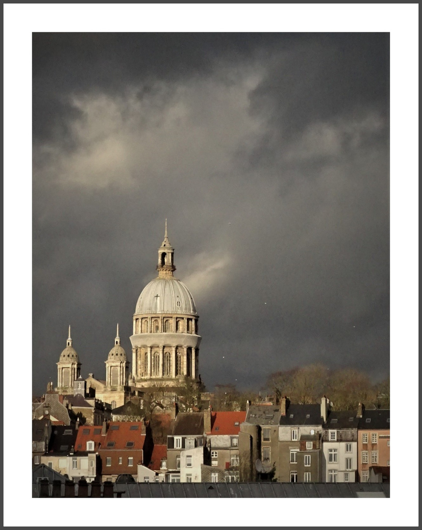 Cathédrale Notre Dame dans les nuages