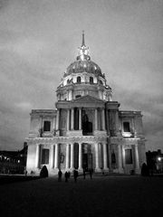 Cathédrale Saint-Louis-des-Invalides in Paris bei Nacht