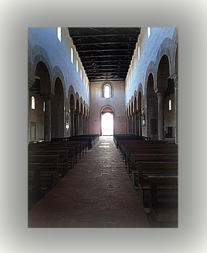 Cattedrale di Gerace .. interno...