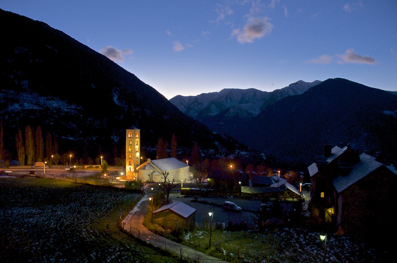 Cau la nit damunt Sant Climent de Taüll