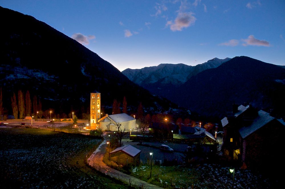 Cau la nit damunt Sant Climent de Taüll