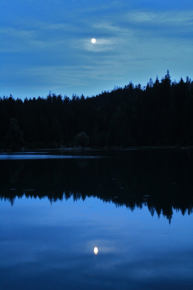 Caumasee bei Nacht mit Mond