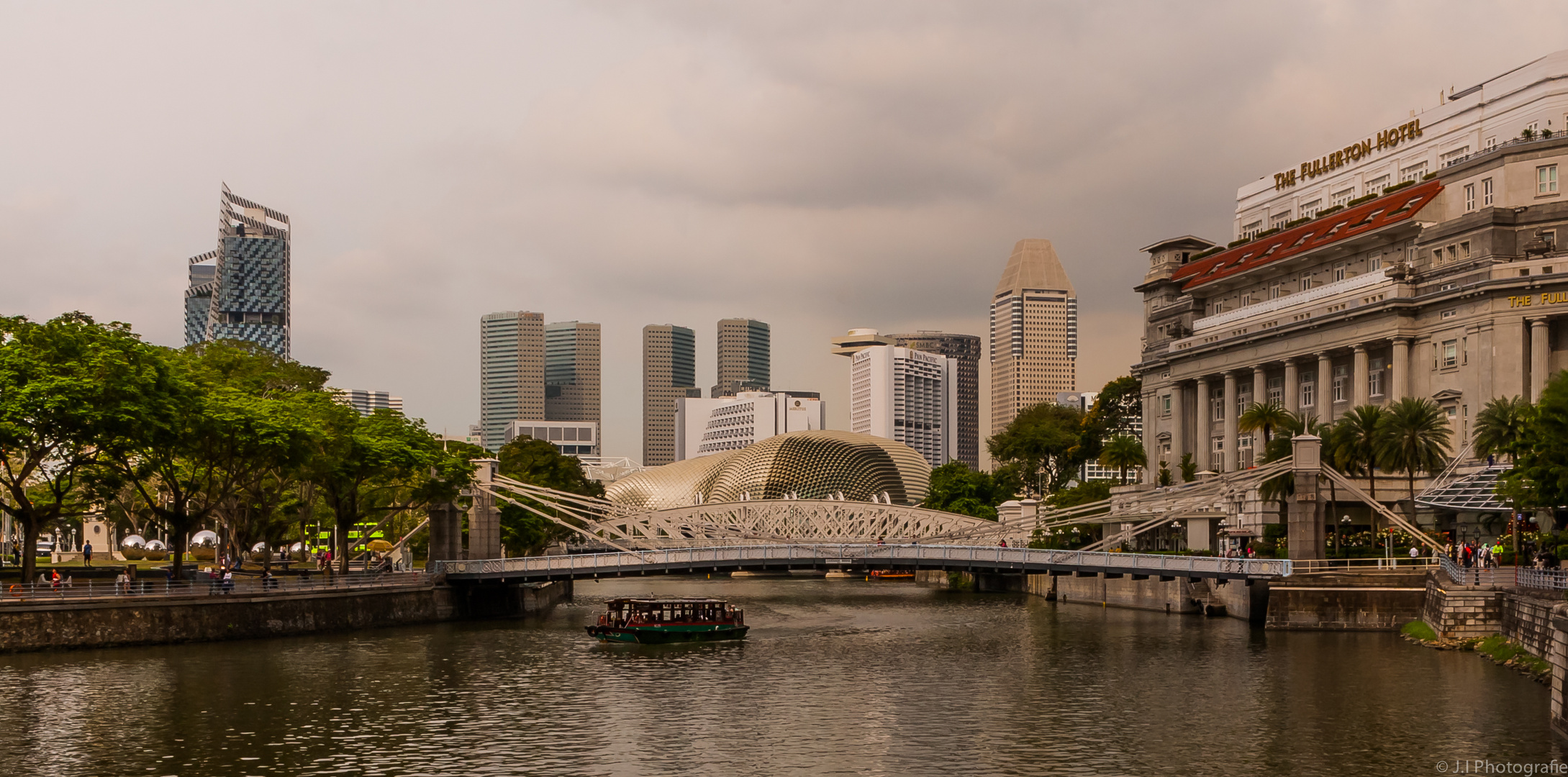 Cavenagh Bridge und das Fullerton Hotel....