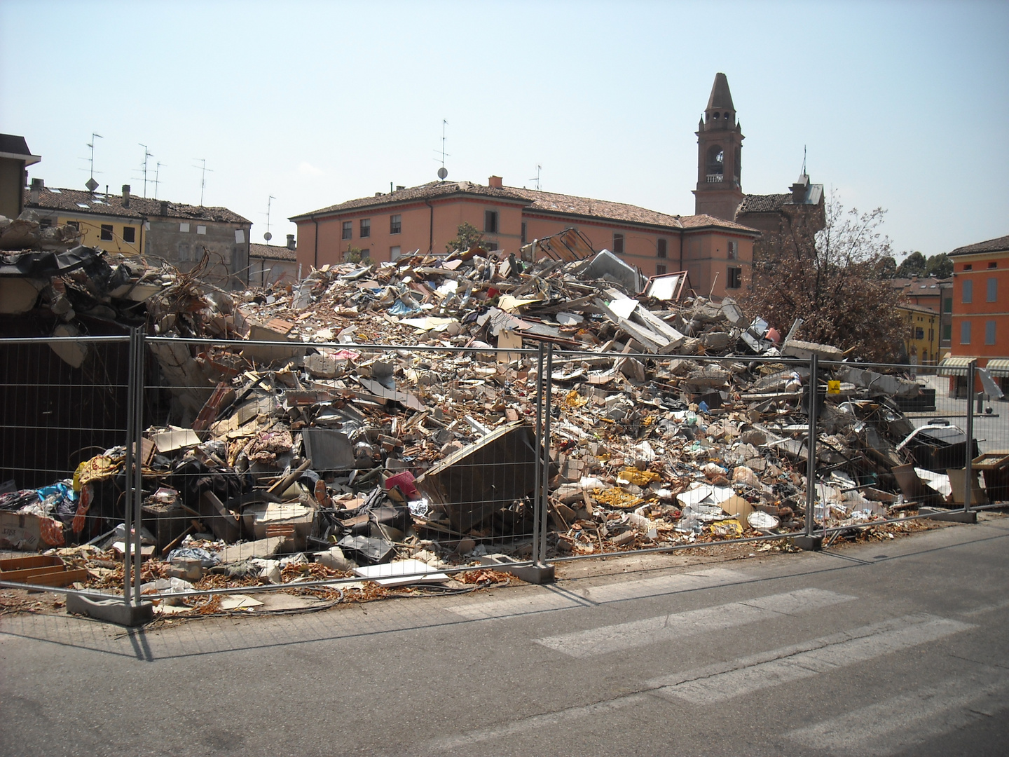 CAVEZZO...DUE MESI DOPO IL TERREMOTO....(senza parole!)