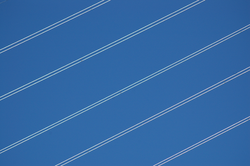 Cavi elettrici contro il cielo