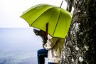 La femme au parapluie (180) ;.... Vue sur la mer..... von lophoto