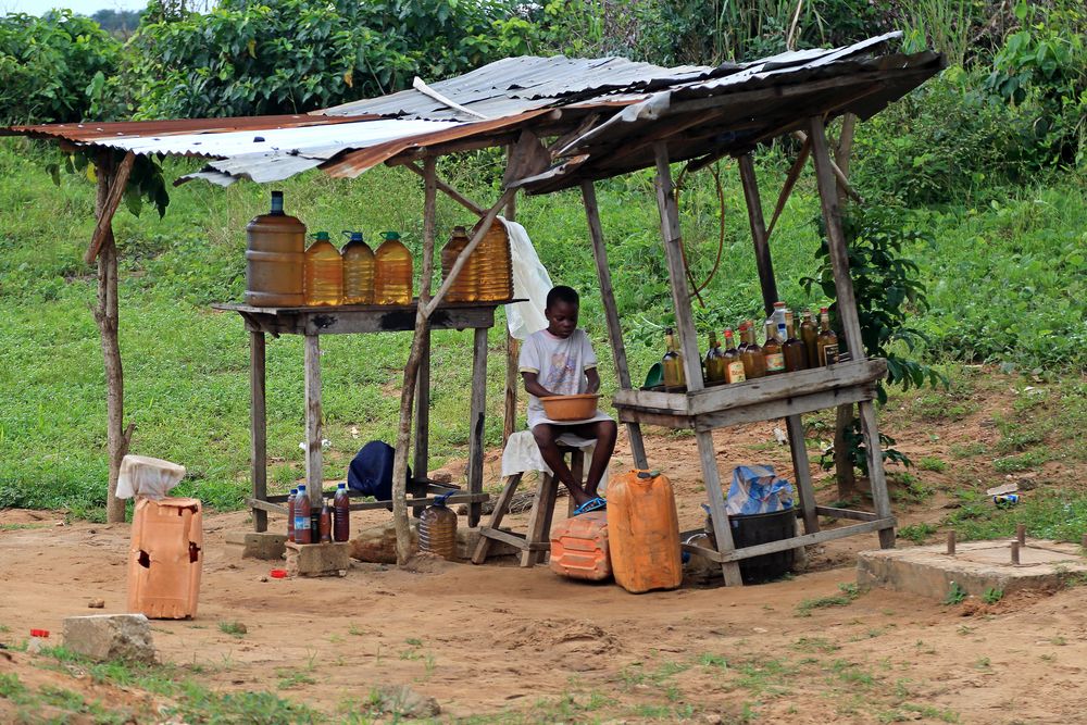 Straßen-Tankstelle in Benin de mikeherz