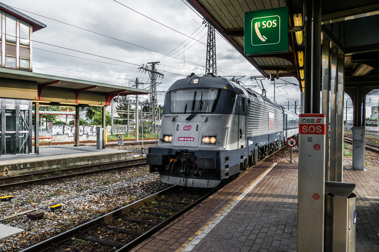 CD 380 016-6 vorbei am Bhf. Wien Erzherzog-Karl-Straße