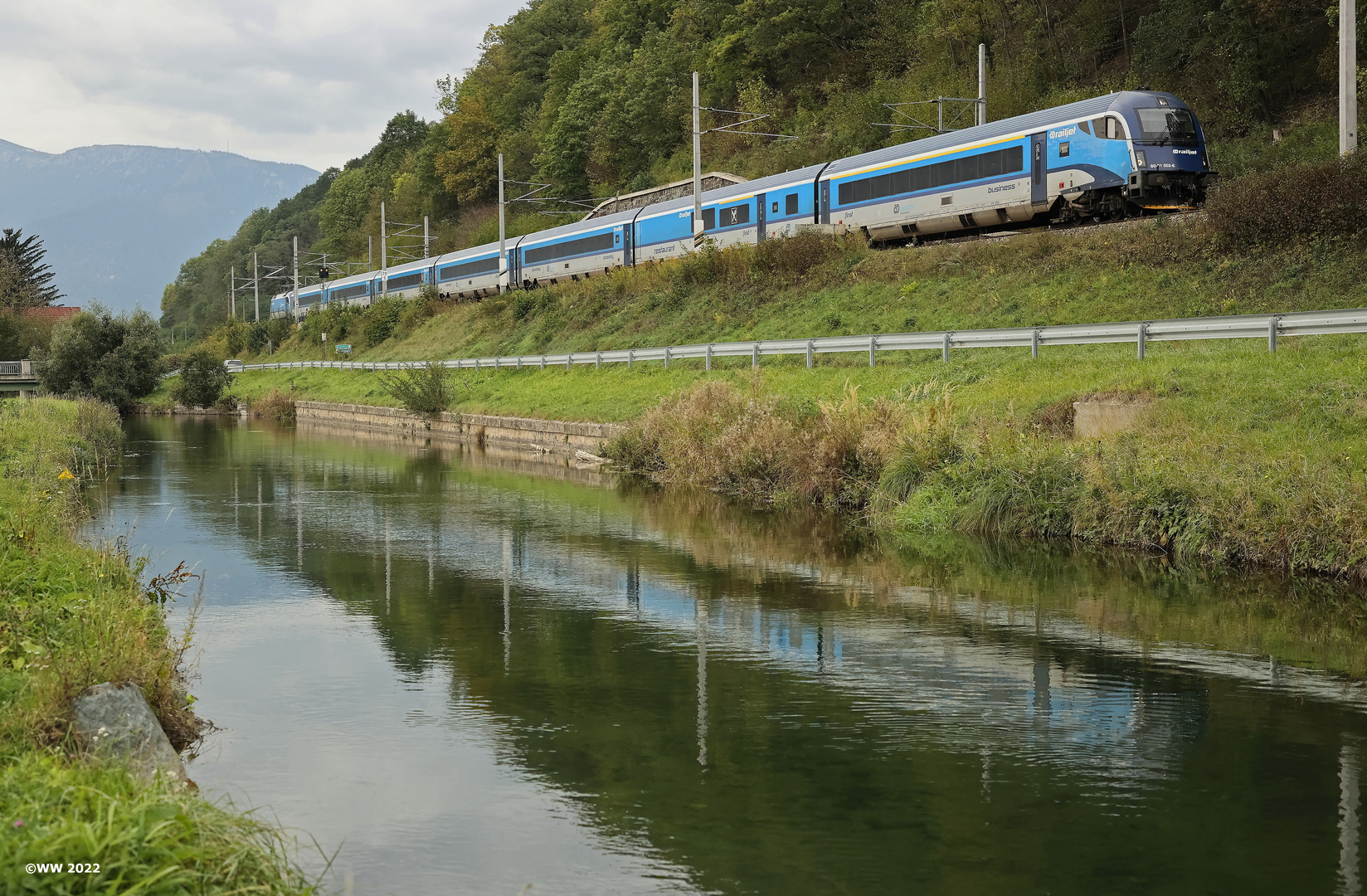 CD railjet an der Schwarza