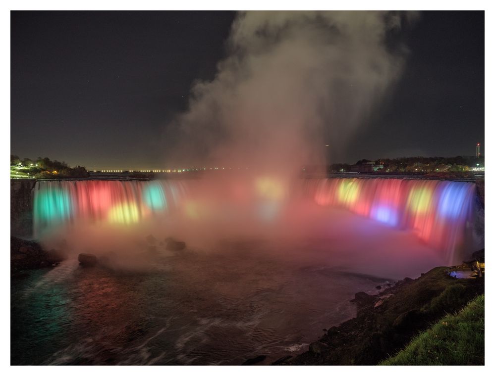 Light Show on the Niagara Falls von Sinian Huang