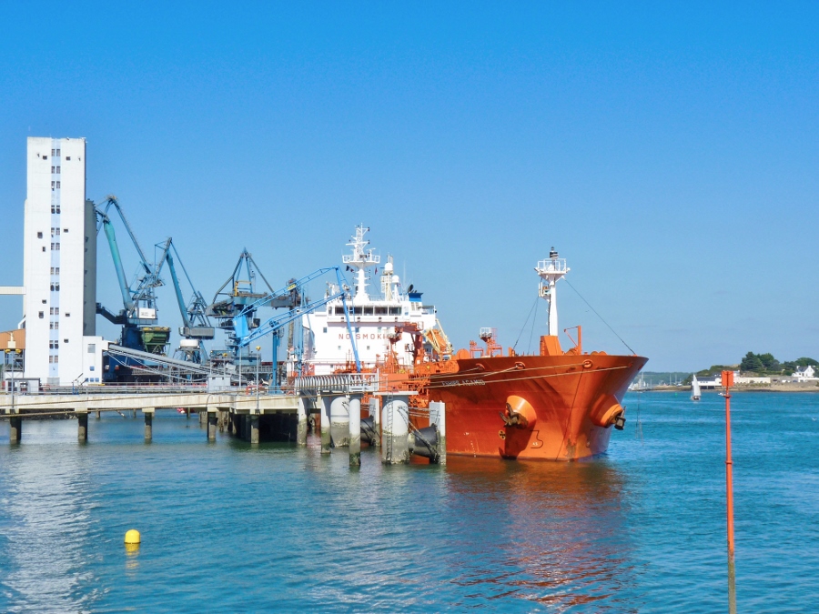 Ce gros bateau vient d'arriver au port de marchandise de Lorient