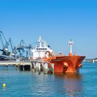 Ce gros bateau vient d'arriver au port de marchandise de Lorient