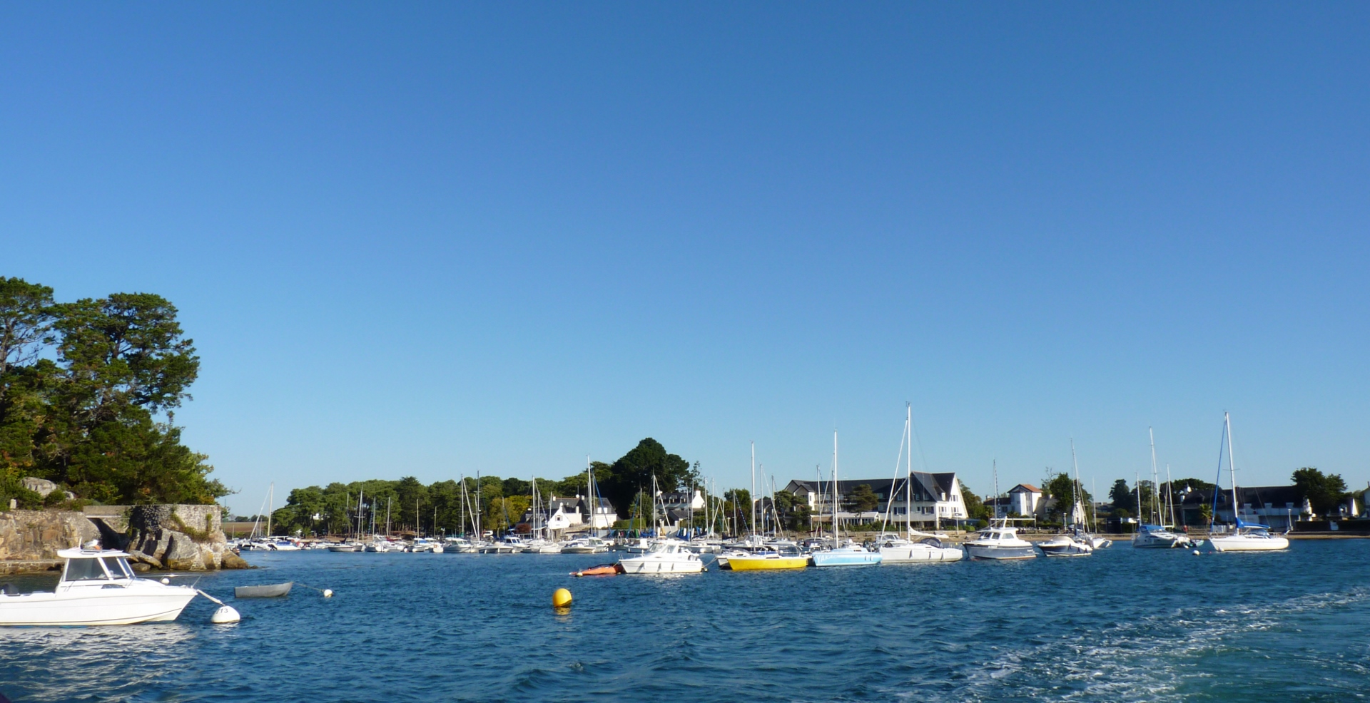 Ce qu'on aperçoit en quittant le port de Conleau à Vannes(golfe du Morbihan).