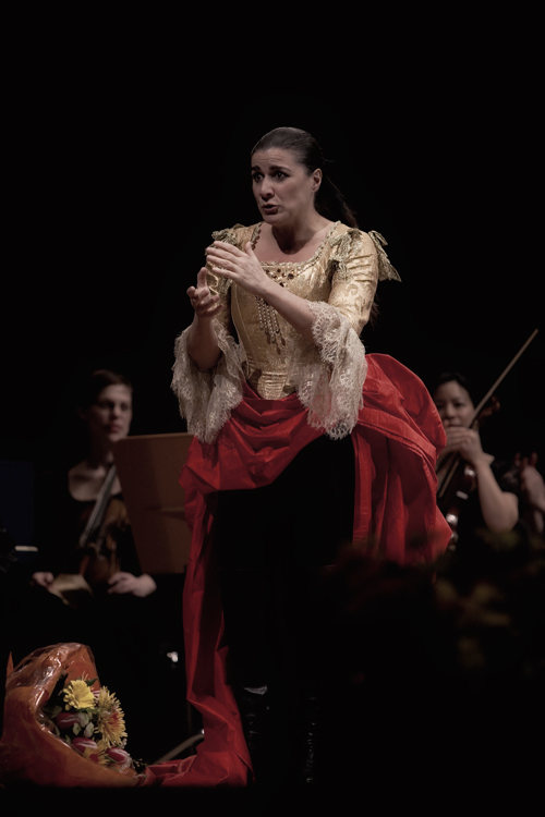 Cecilia Bartoli und ein Blumenstrauß