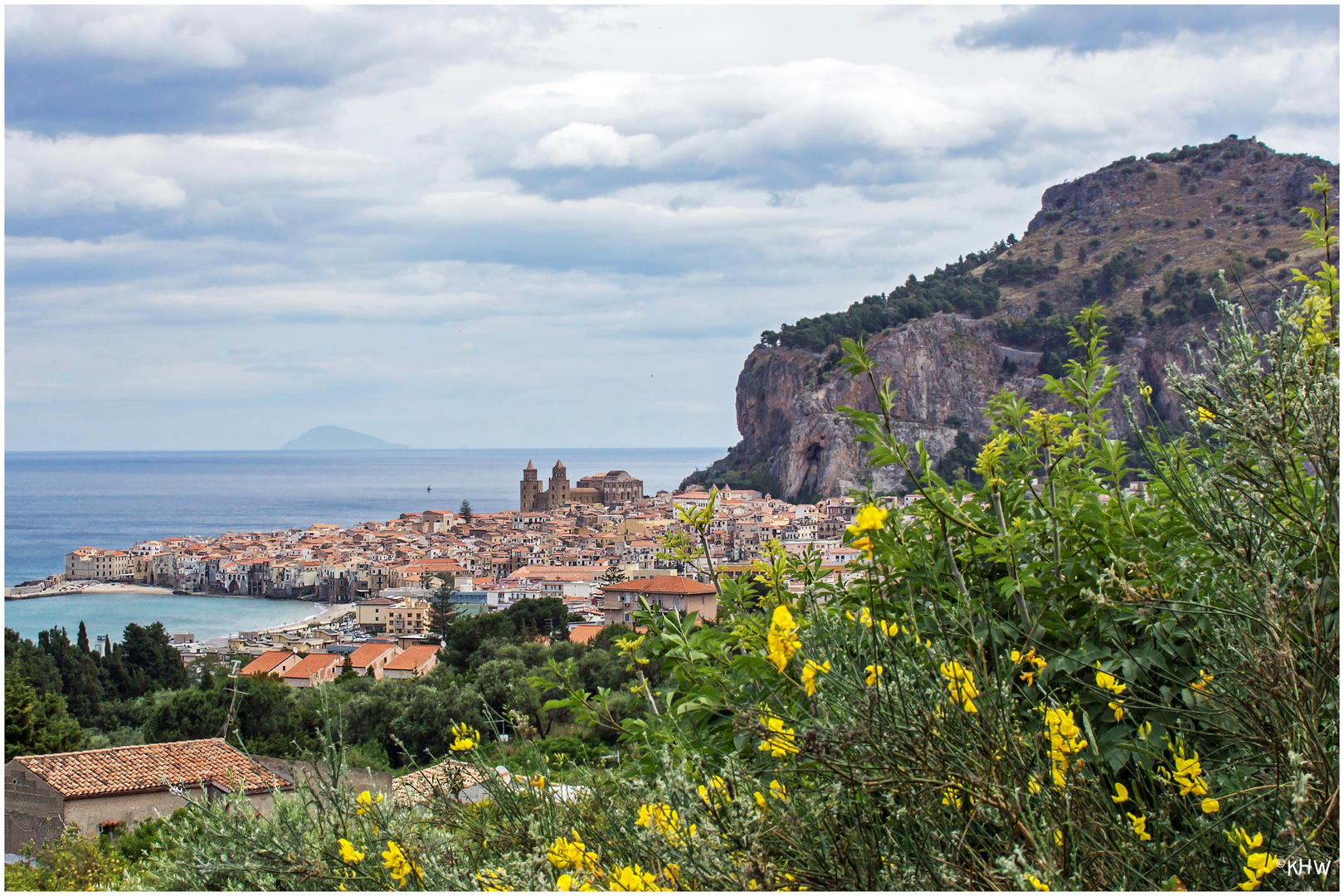 Cefalù mit dem Burgfels Rocca di Cefalù (Sizilien)