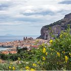 Cefalù mit dem Burgfels Rocca di Cefalù (Sizilien)