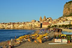 Cefalu mit Strand und Kathedrale